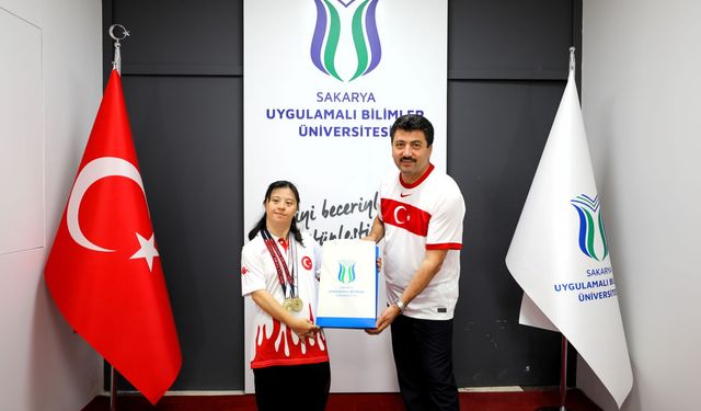 Rektör Sarıbıyık özel gereksinimli yüzücüyü tebrik etti
