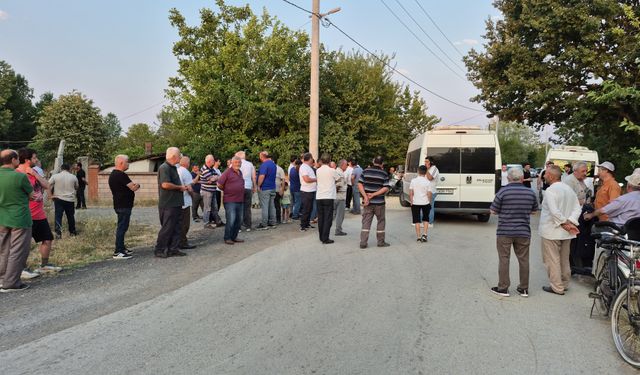 Susuz kalan 3 köyün sakinleri yol kapattı