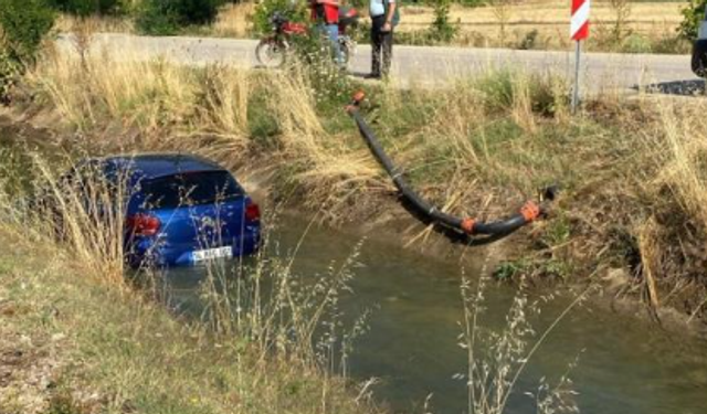 Sulama kanalına uçan otomobil, vinçle çıkarıldı