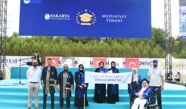 Engelleri azmiyle aştı, mezuniyetine annesiyle ulaştı