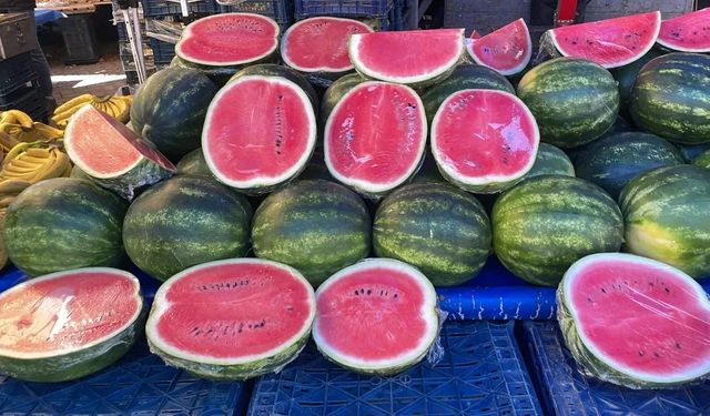 Katlı Pazarda son durum: Karpuz ucuzladı, çilek gramla satılıyor