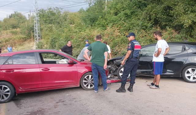 Otomobiller çarpıştı: 4 yaralı