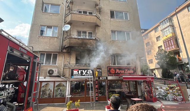 5 katlı apartmanda yangın çıktı: 1'i çocuk 2 kişi dumanlar arasından kurtarıldı