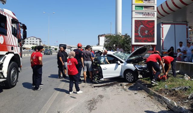 Otomobil akaryakıt istasyonunun duvarına çarptı: 1 yaralı