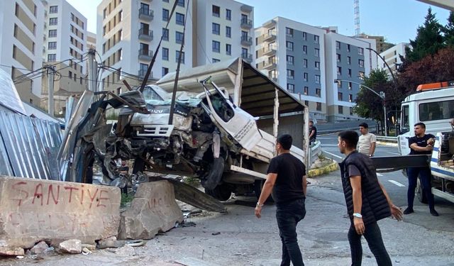 Rampadan inen kamyonet bariyerlere çarptı: 1 yaralı