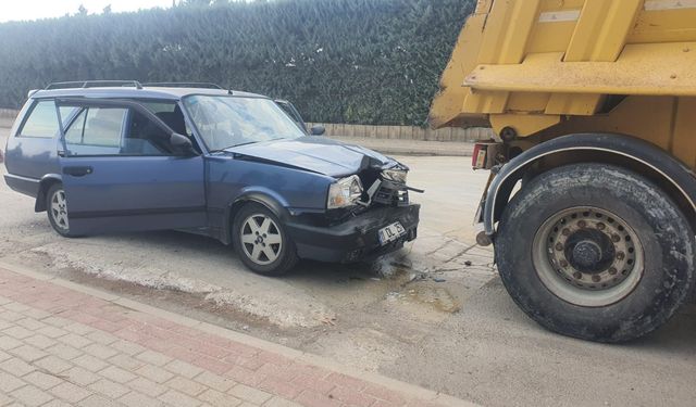Otomobil kamyona çarptı: 4 yaralı