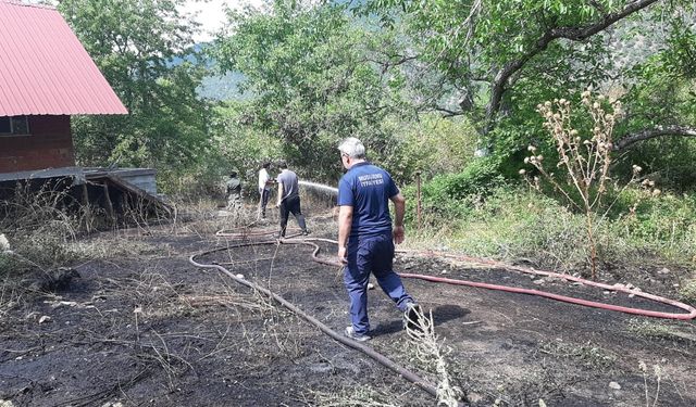 Tarlada çıkan yangın, eve ve ormana sıçramadan söndürüldü