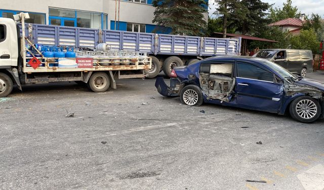 Facianın eşiğinden dönüldü: Tüp yüklü kamyon kazaya karıştı