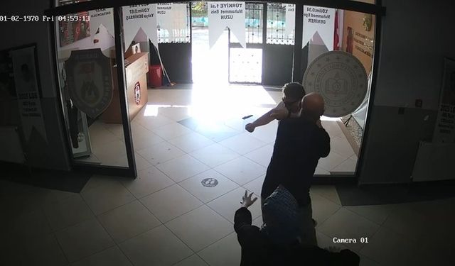 Okul yönetimine bıçakla saldırdı; O anlar kamerada