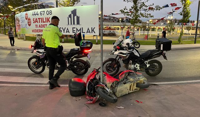 Motosiklet trafik levhasına çarptı: 1'i ağır 2 yaralı