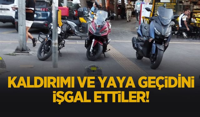 Yayalara engel! Yaya geçidinin önüne kaldırıma motosikletleri bıraktılar