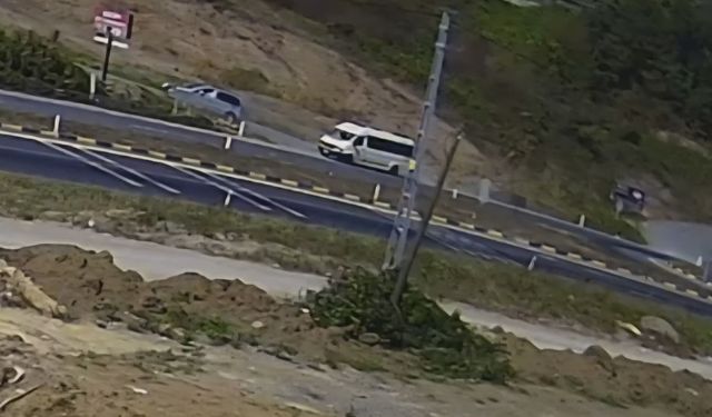 Otomobilin yaşlı adama çarptığı kaza anı kamerada