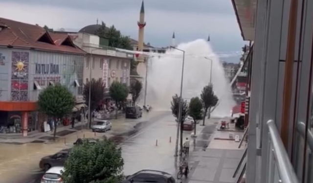 Ana su borusu patladı: 5 metre su fışkırdı
