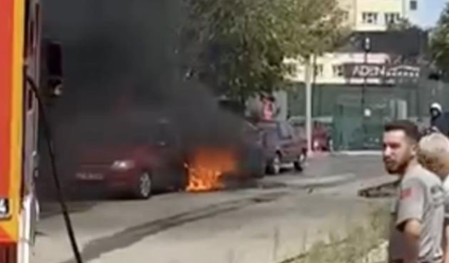 Park halindeki iki otomobil yandı