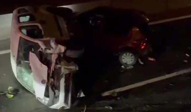 Lastiği patlayan otomobile çarparak yan yattı: 2 çocuk yaralı