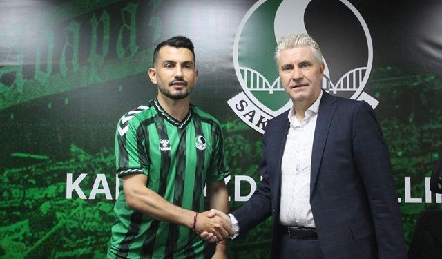 Sakaryaspor'da şok ayrılık! Takım arkadaşları ile vedalaşarak kamptan gitti