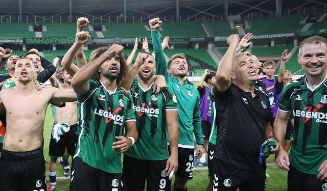 Sakaryaspor'da futbolculara galibiyet primi jesti