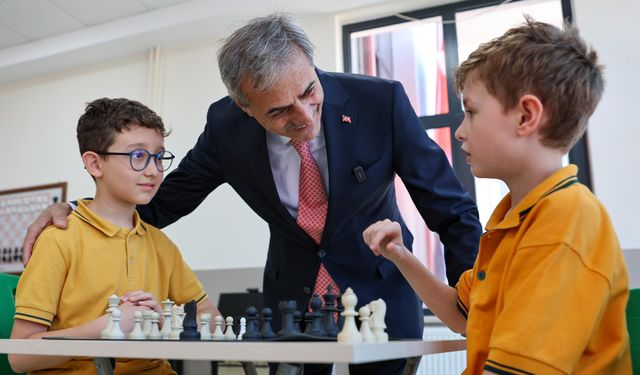 Başkan Yusuf Alemdar okulla ilk kez tanışan miniklere başarılar diledi