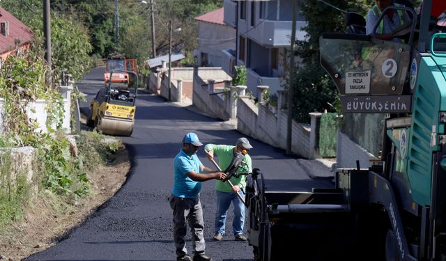 Büyükşehir bu kez Kocaali’de işleme başladı: 8 mahalle, 5 bin 500 metre güzergâh ve 8 bin ton asfalt