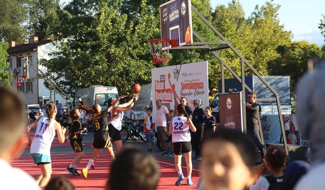 Sokakta basketbol şöleni