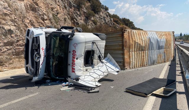 Tır devrildi, sürücü yaralandı