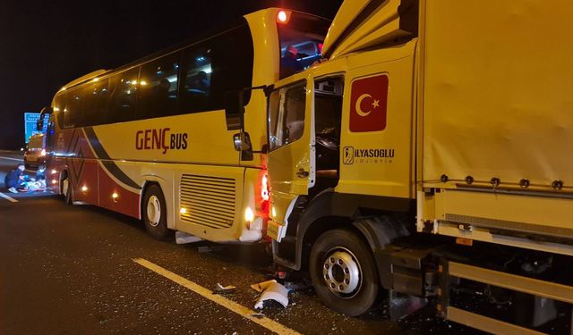 Lastiği patlayan otobüse kamyon çarptı: 1 yaralı