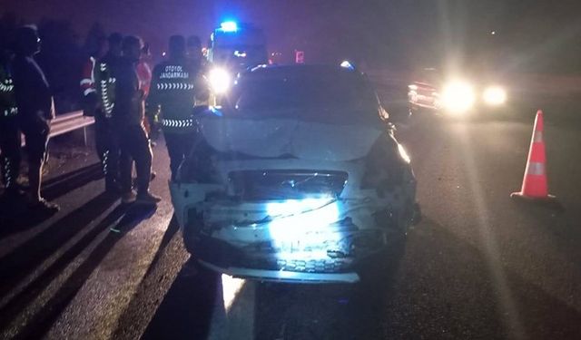 TEM'de tıra çarpan otomobil hurdaya döndü: 1 yaralı