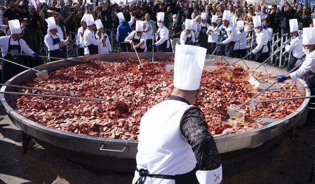 Bin 930 kiloluk dev sucuklu yumurta yaparak dünya rekoru kırdılar