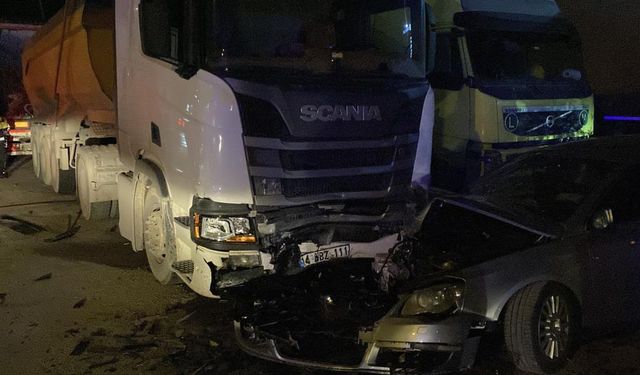 Bolu'da kontrolden çıkan otomobil park halindeki 3 araca çarptı: 4 ağır yaralı