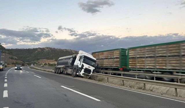 Kontrolden çıkan tır orta refüje çarparken, sürücüsü yaralandı