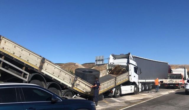 Bilecik'te 3 aracın karıştığı zincirleme trafik kazasında 1 kişi yaralandı