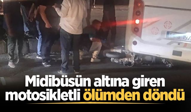 Midibüsün altına giren motosikletli ölümden döndü