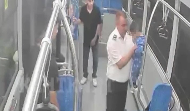 Nefes alamayan çocuğu otobüs şoförü hayata döndürdü