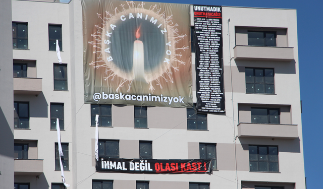 Kartalkaya faciasının sembolü çarşafları binanın penceresinden sarkıttı