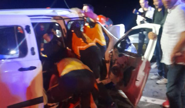 Hafif ticari araç kamyonetle çarpıştı: 1 ölü, 2 yaralı
