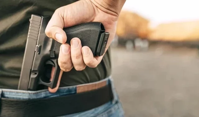 Belindeki silahı çıkartmaya çalışırken kendini vurdu