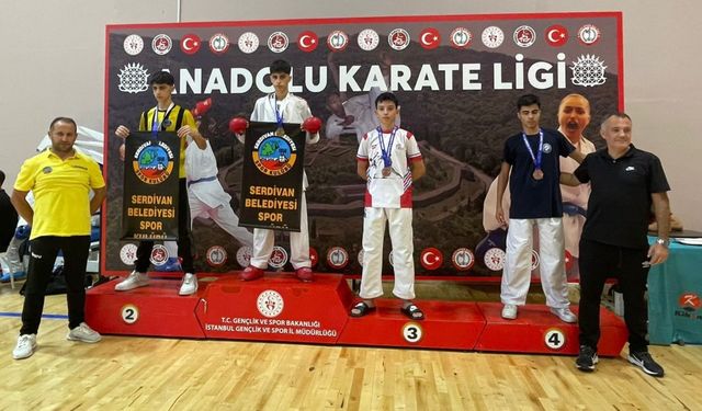 Serdivan Belediyesi Karate Takımı İstanbul’da kürsüde