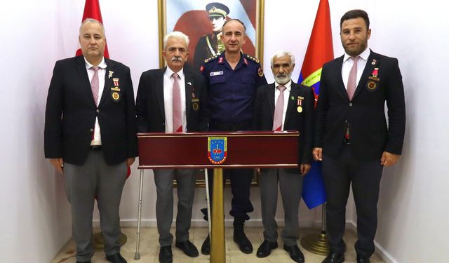 Gaziler ve şehit ailelerinden İl Jandarma Komutanı Erbağ’a ziyaret