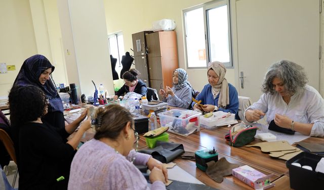 Camili SAMEK’te bir ilk: Deri aksesuarları dersi başladı