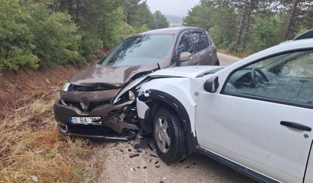 Kafa kafaya çarpıştılar; 3 yaralı