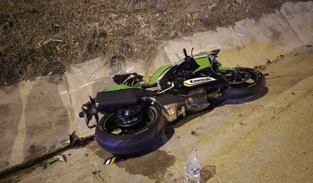Hafif ticari araç ile motosiklet çarpıştı; 1 yaralı