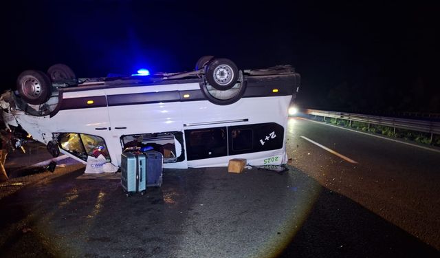 Bariyerlere çarpan minibüs ters döndü: 4 yaralı