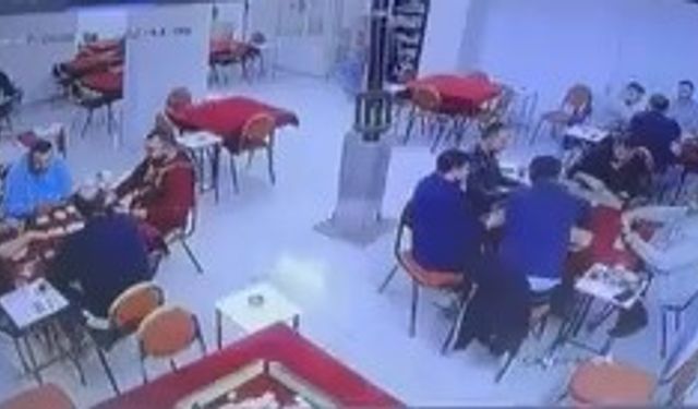 Deprem anı kamerada; Okey oynarken yakalandılar