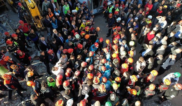 Enkazdan kurtarılan Dilara'dan güzel haber: Sorulara cevap veriyor