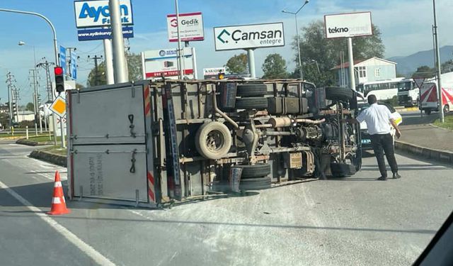 Hendek OSB ışıklarında kamyonet yan yattı