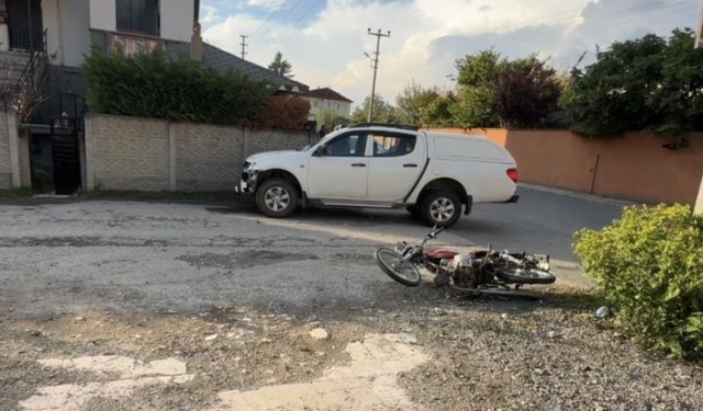 Motosiklet kamyonete çarptı: 2 ağır yaralı