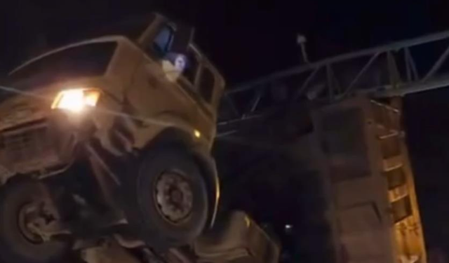 Kamyonun açılan damperi KGYS direğine çarptı