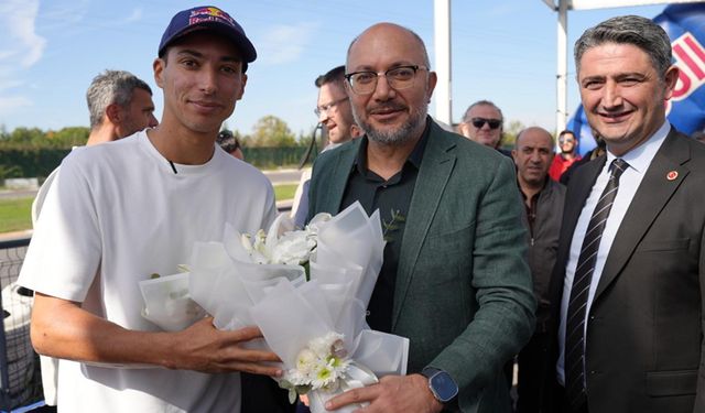Dünya Şampiyonu Razgatlıoğlu’nu Akyazı'da çiçeklerle karşıladılar
