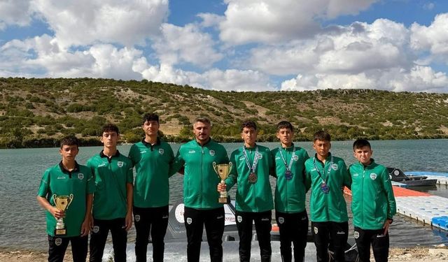 Büyükşehir sporcuları Eskişehir’de ikincilik kupasını kaldırdı