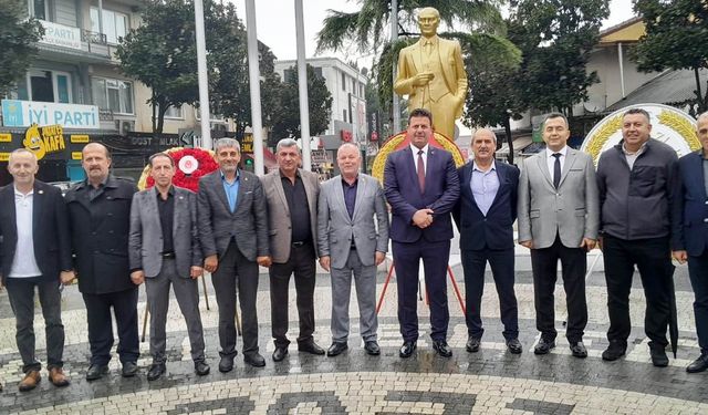 Akyazı’da 29 Ekim Cumhuriyet Bayramı kutlaması çelenk sunumuyla başladı